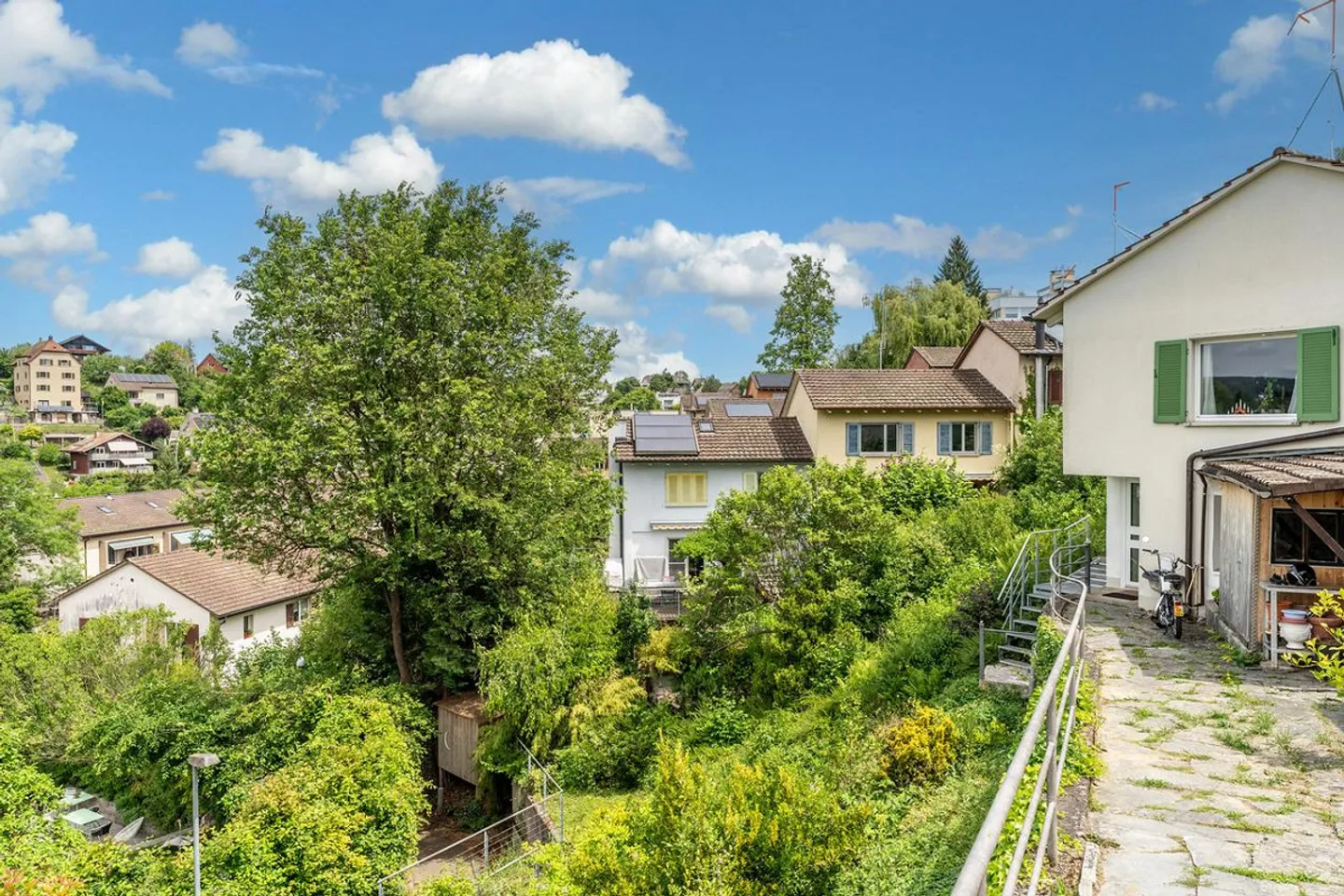 Charmante maison mitoyenne dans un emplacement calme avec potentiel de développement - Photo 9 sur 10