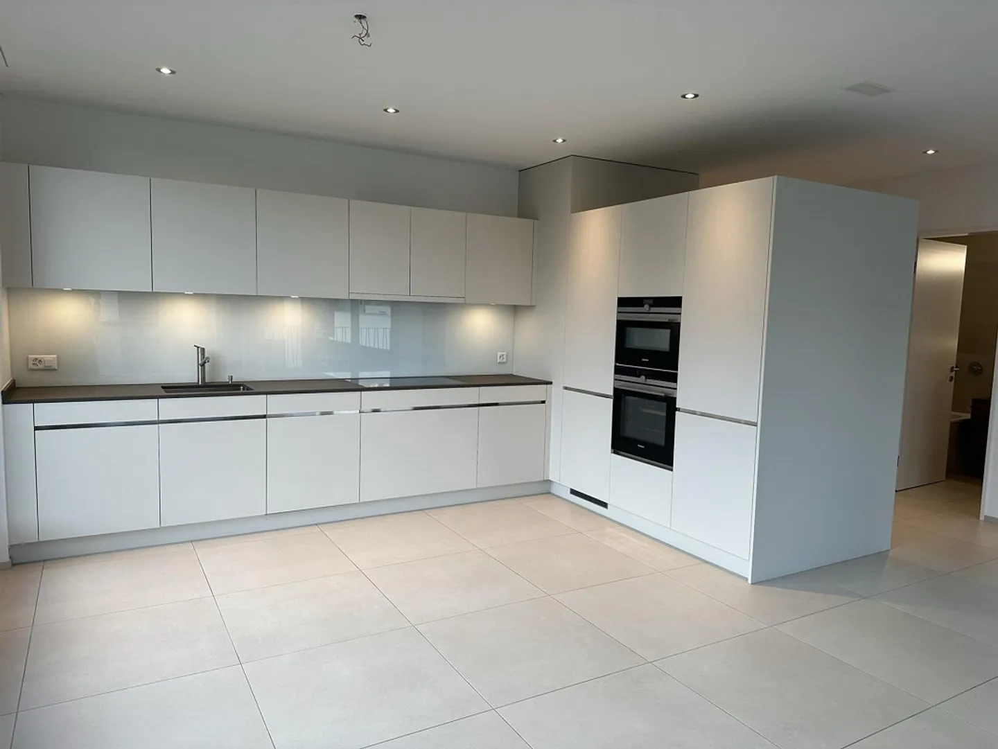 Modern 2.5-room apartment with unique room height - Photo 1 of 7