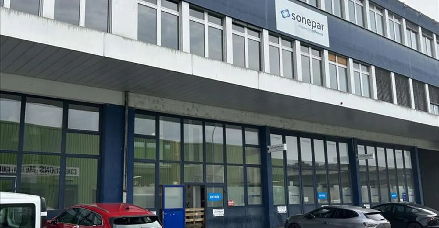 Mixed-use building for rent - Photo 3 of 10