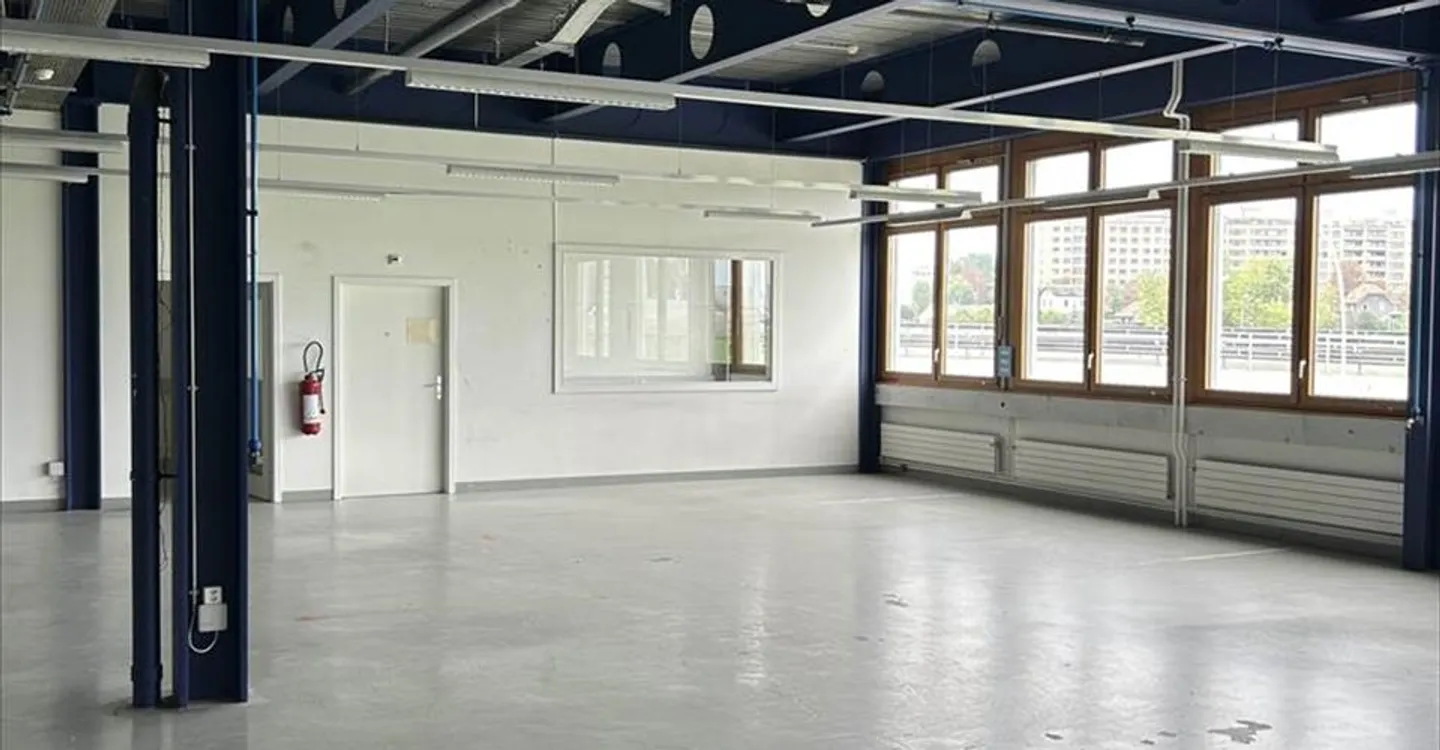 Mixed-use building for rent - Photo 4 of 10