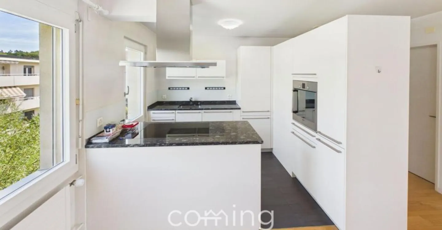 Appartement de 4,5 pièces modernisé à Riedholz avec vue sur la montagne et balcon - Photo 2 sur 11