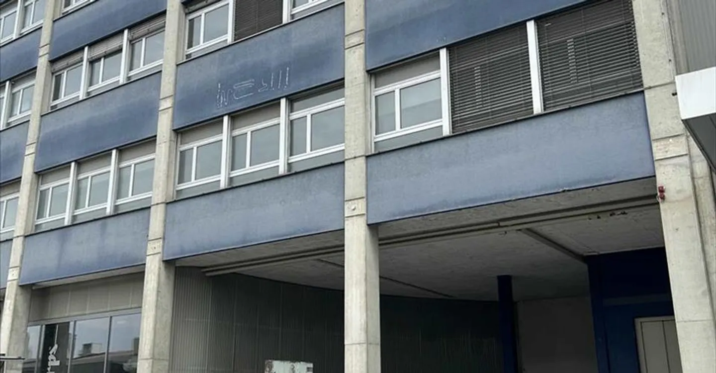 Mixed-use building for rent - Photo 8 of 10