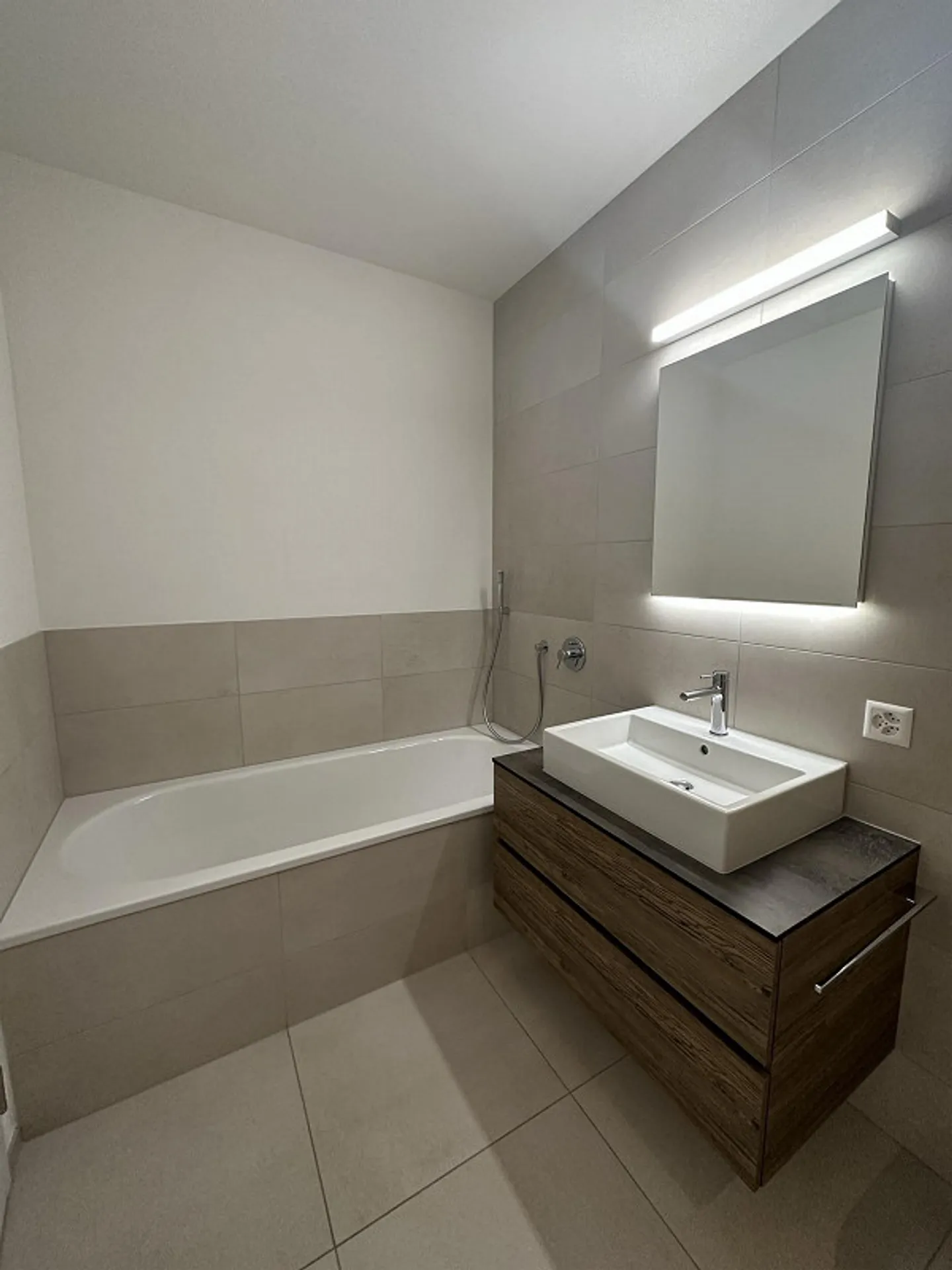 Modern 2.5-room apartment with unique room height - Photo 5 of 7