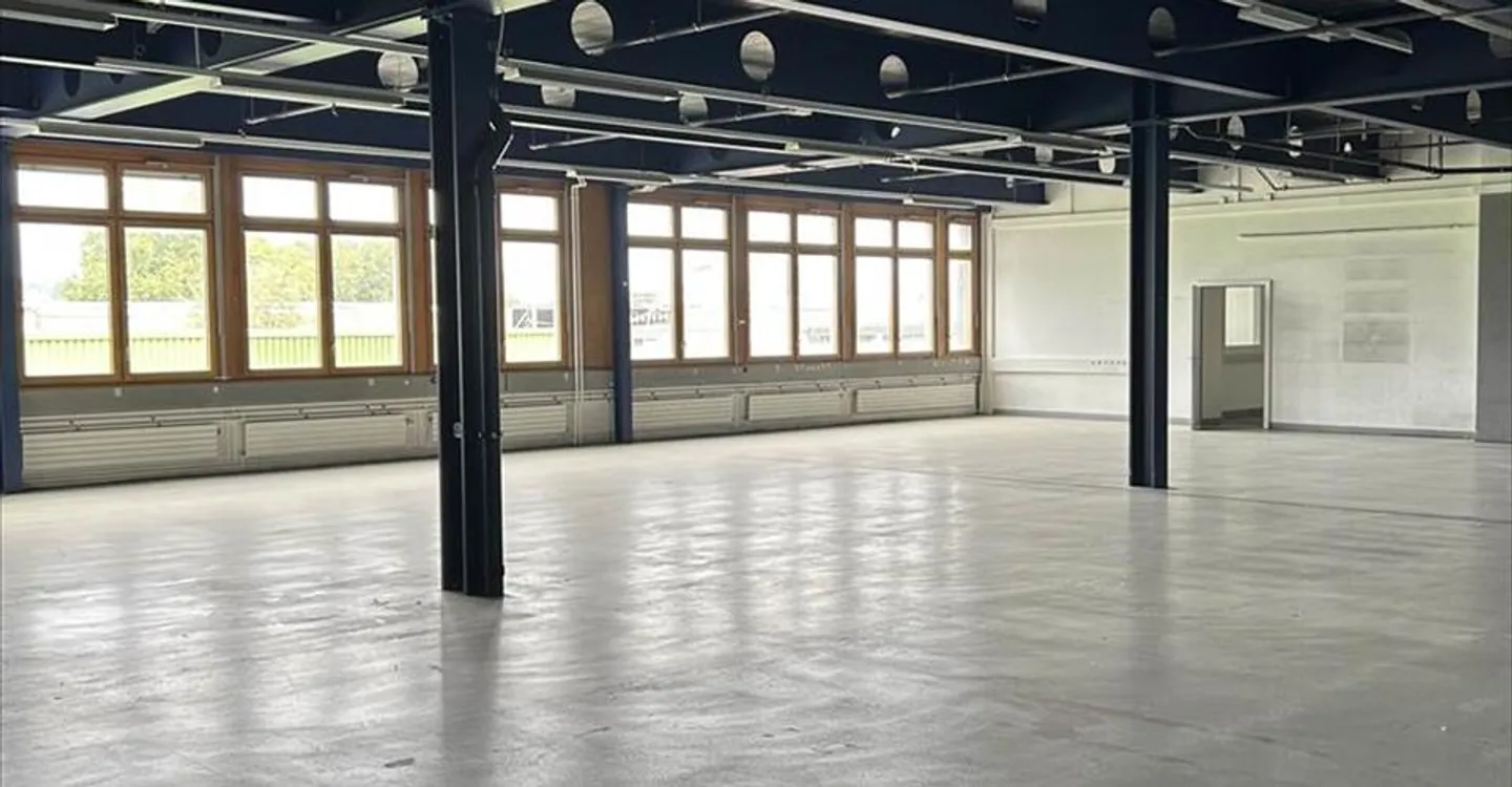 Mixed-use building for rent - Photo 6 of 10