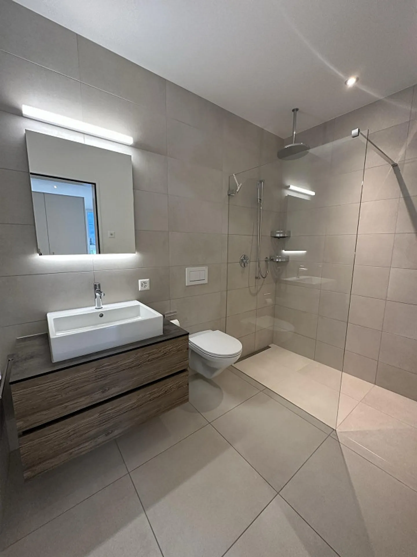 Modern 2.5-room apartment with unique room height - Photo 4 of 7