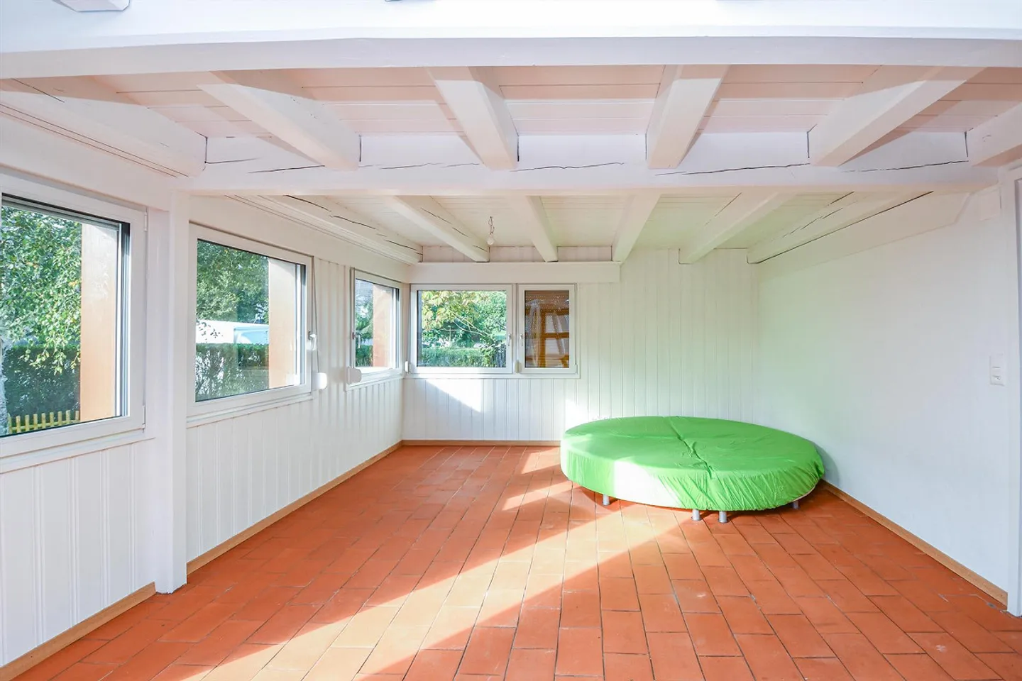 Sezione di casa affascinante con grande giardino e atmosfera rustico-moderna - Foto 7 di 18