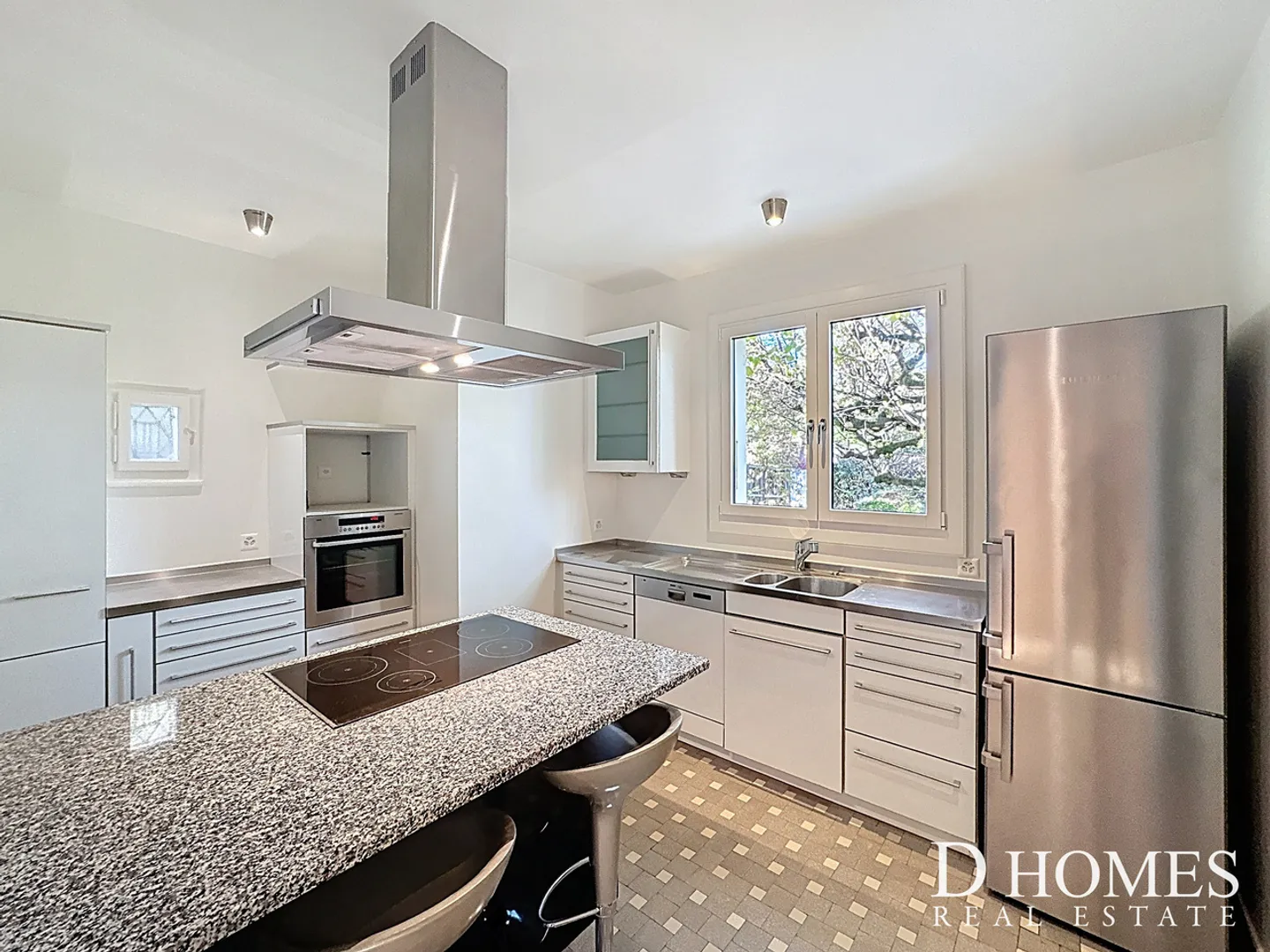 EXCLUSIVITY I Charming property with outbuilding and tree-lined garden - Photo 3 of 13