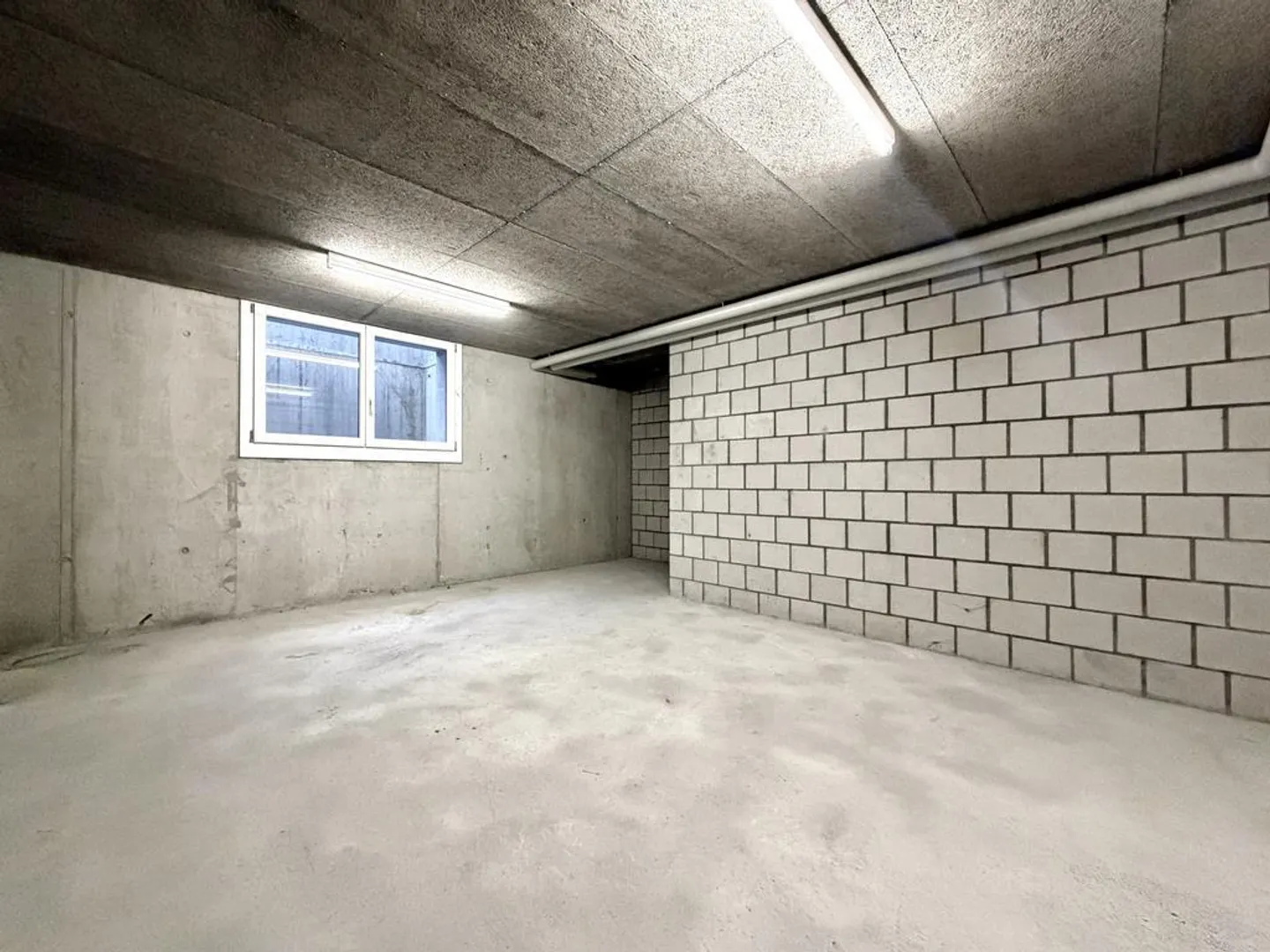 Practical storage room in a central location in Binningen - Photo 2 of 3