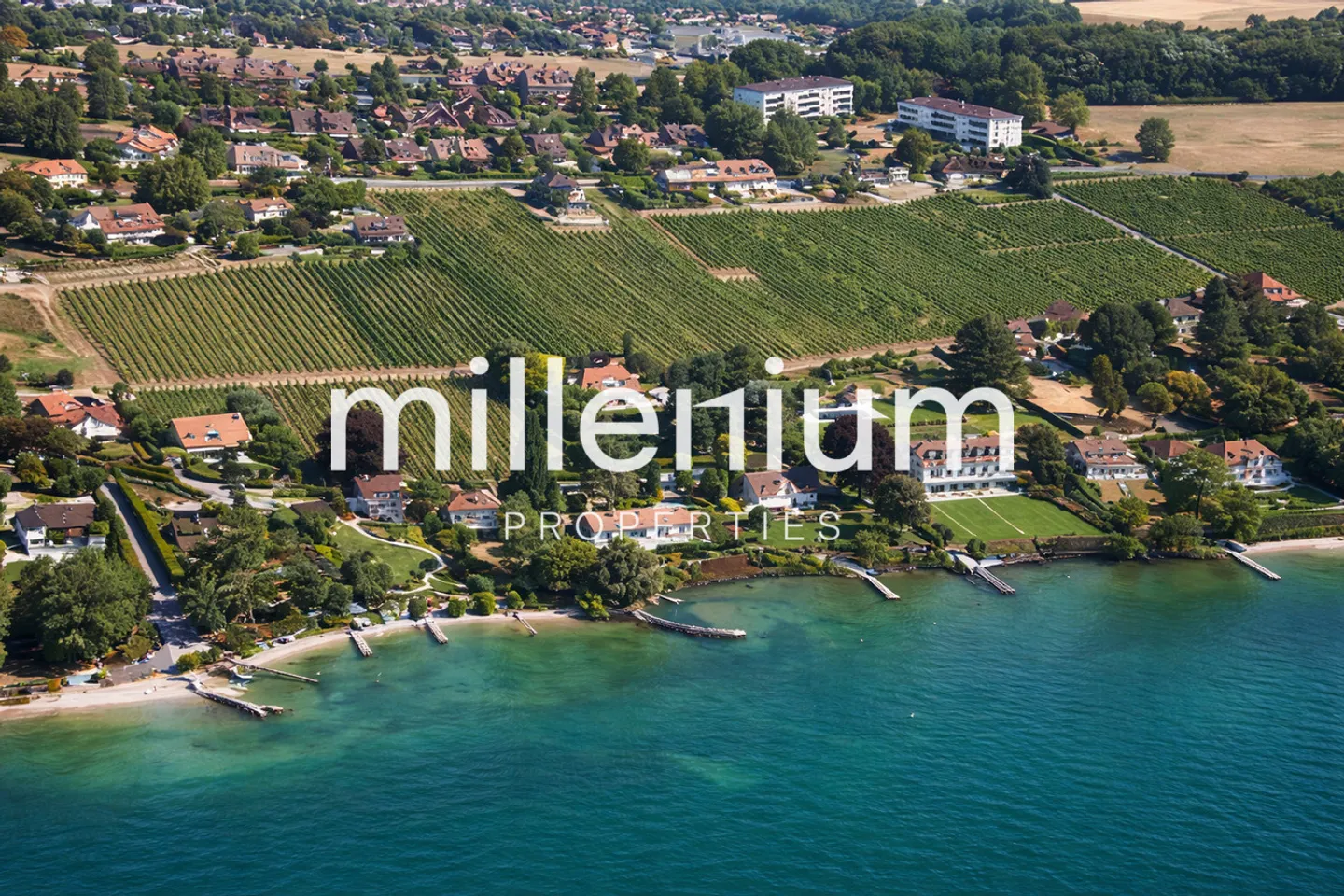 Contemporary villa with pool in a privileged environment in Bu - Photo 1 of 1