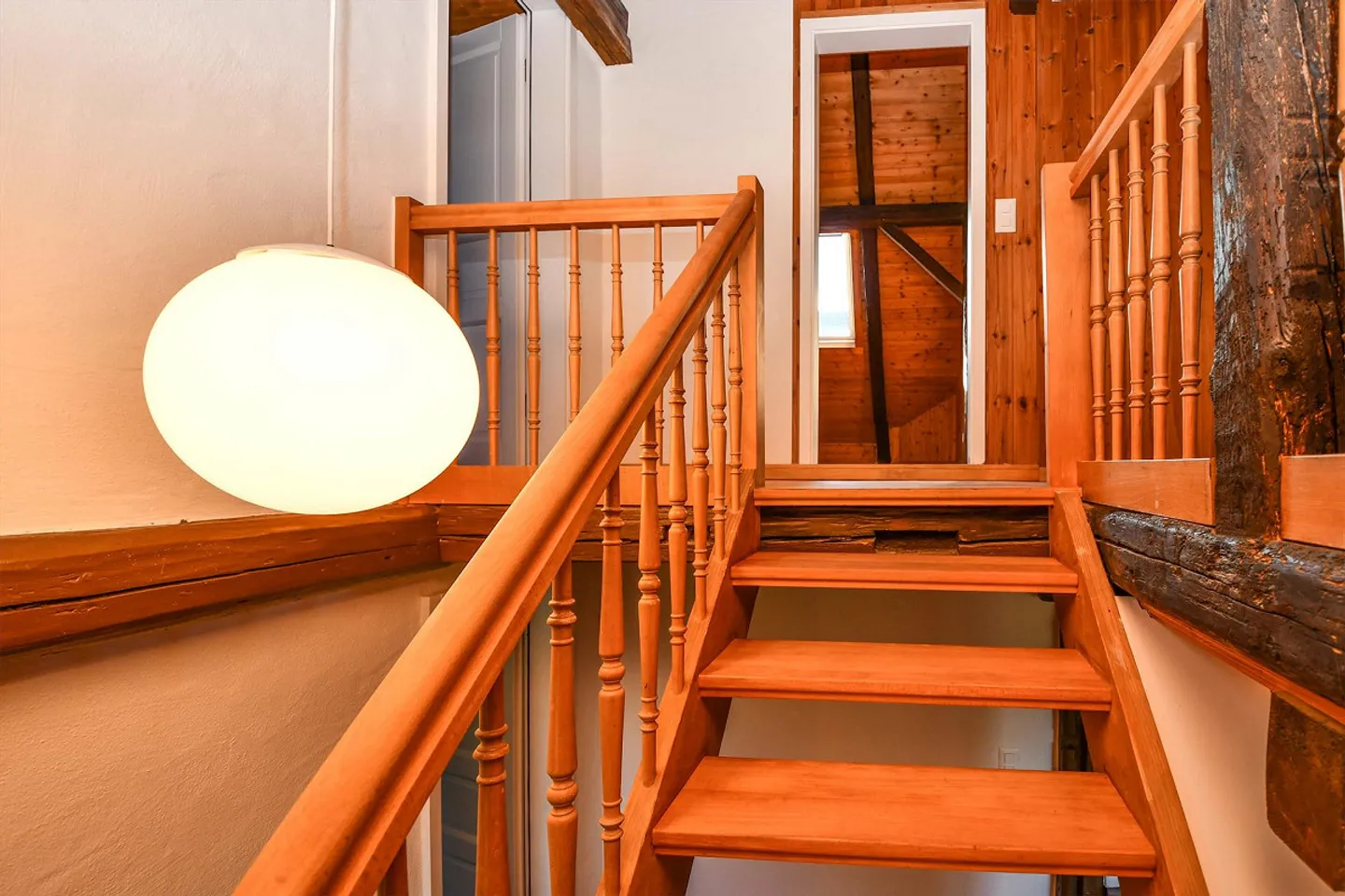 Sezione di casa affascinante con grande giardino e atmosfera rustico-moderna - Foto 11 di 18
