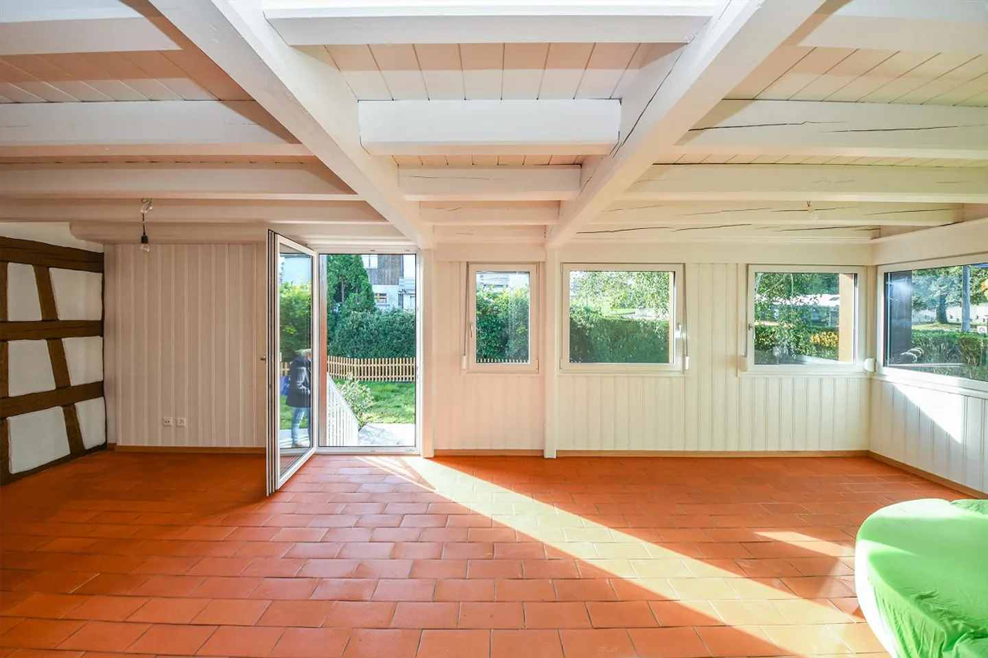 Sezione di casa affascinante con grande giardino e atmosfera rustico-moderna - Foto 9 di 18