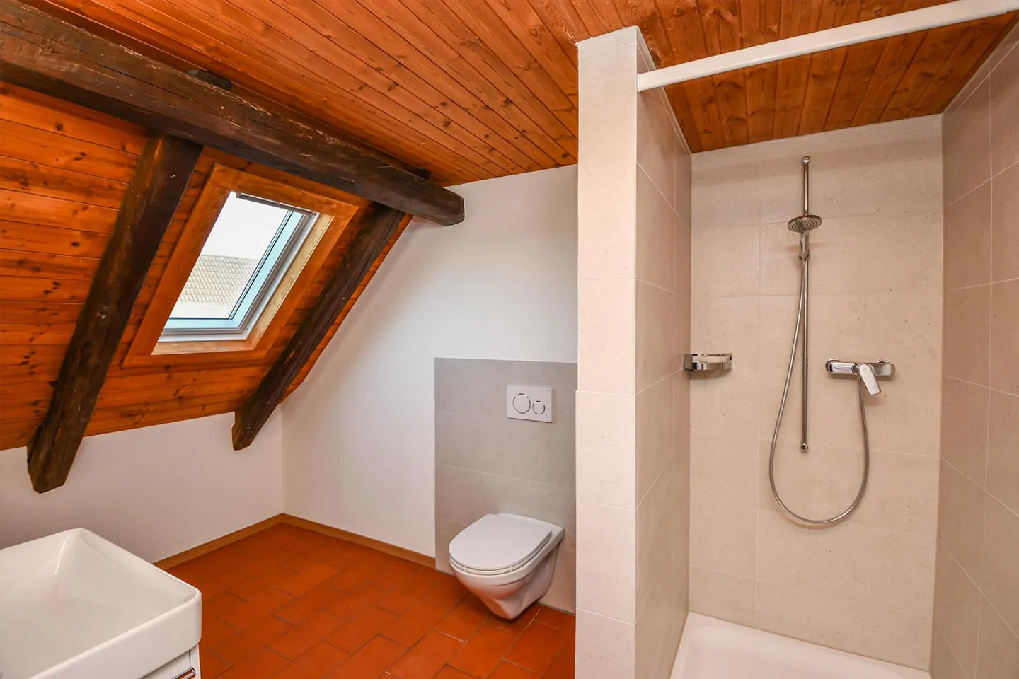 Sezione di casa affascinante con grande giardino e atmosfera rustico-moderna - Foto 12 di 18