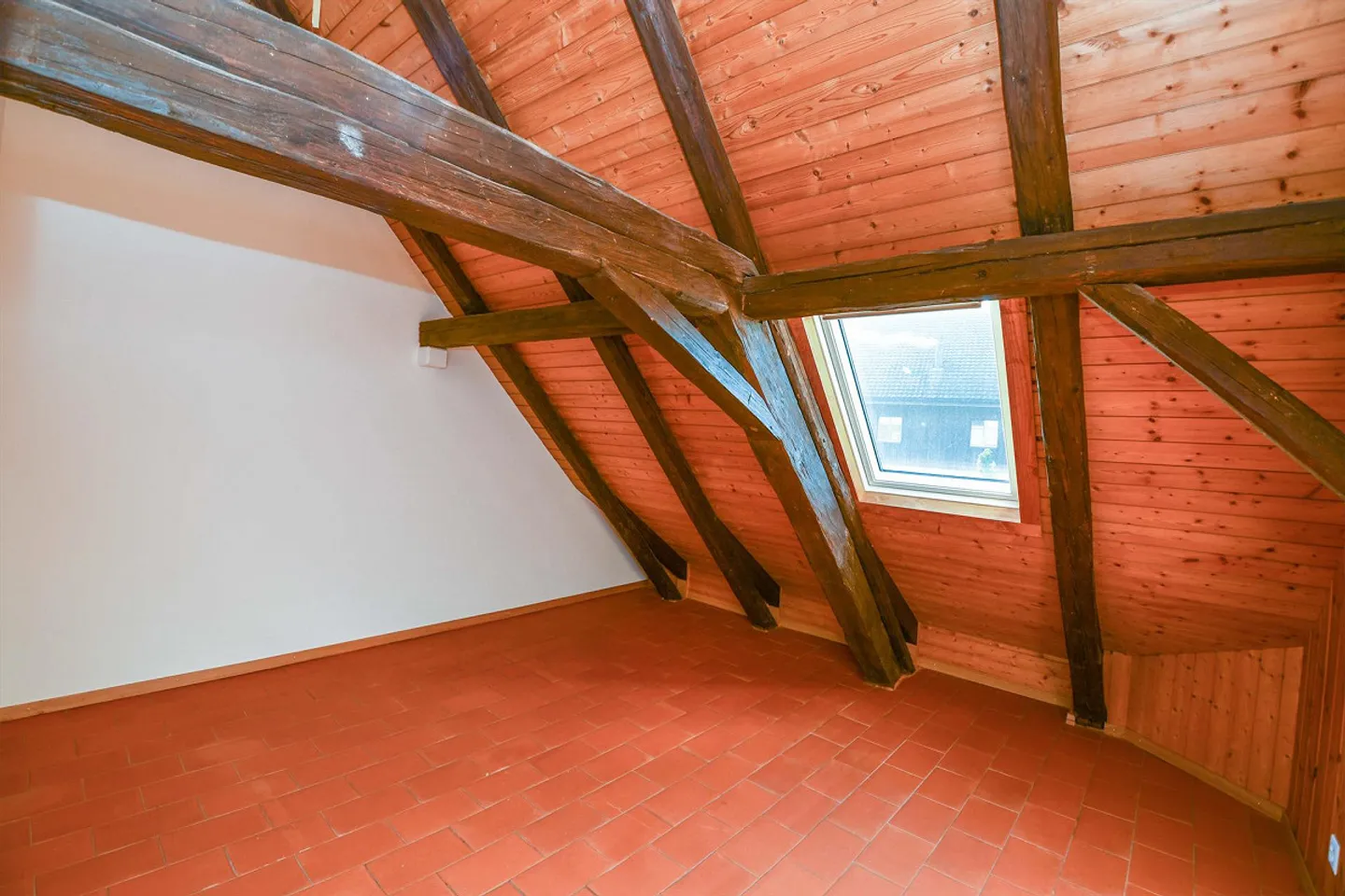 Sezione di casa affascinante con grande giardino e atmosfera rustico-moderna - Foto 14 di 18