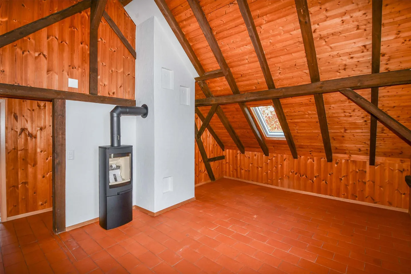 Sezione di casa affascinante con grande giardino e atmosfera rustico-moderna - Foto 15 di 18