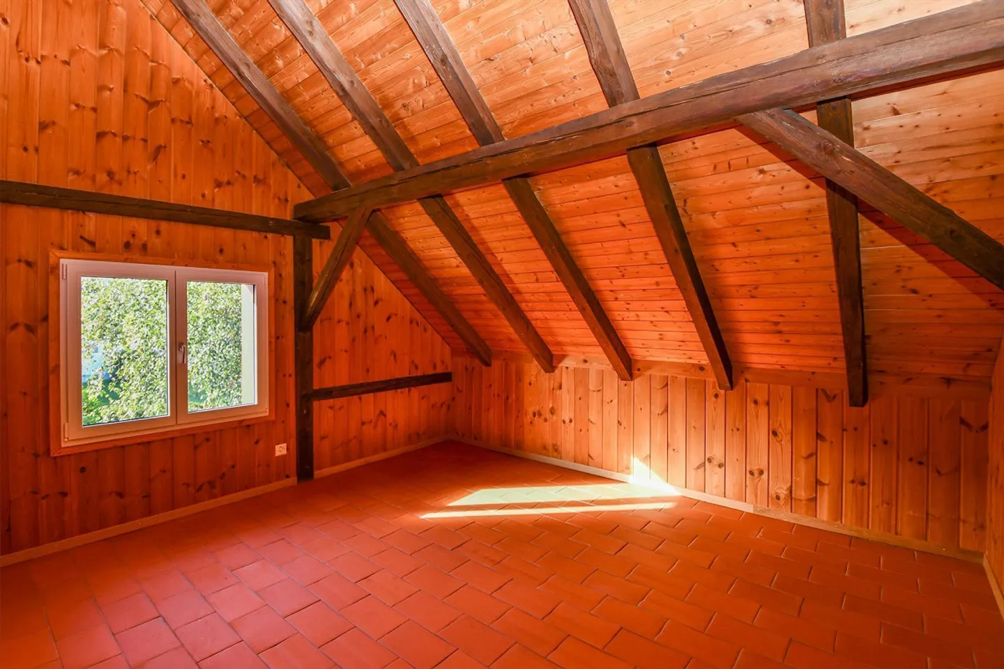 Sezione di casa affascinante con grande giardino e atmosfera rustico-moderna - Foto 16 di 18