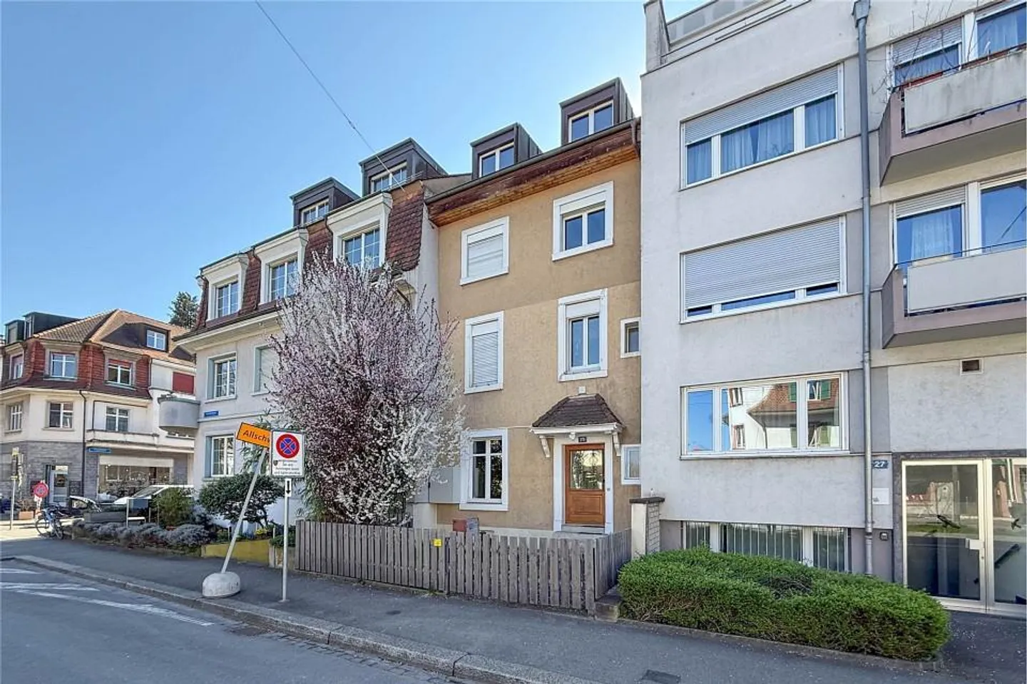 Charming townhouse with 8.5 rooms for sale in the Neubad district - Photo 1 of 13