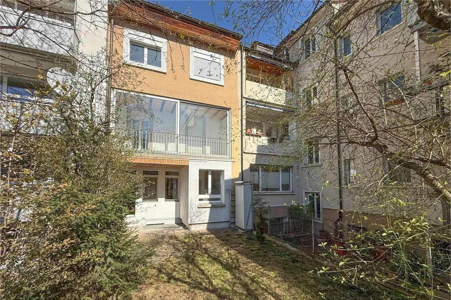 Charming townhouse with 8.5 rooms for sale in the Neubad district - Photo 4 of 13