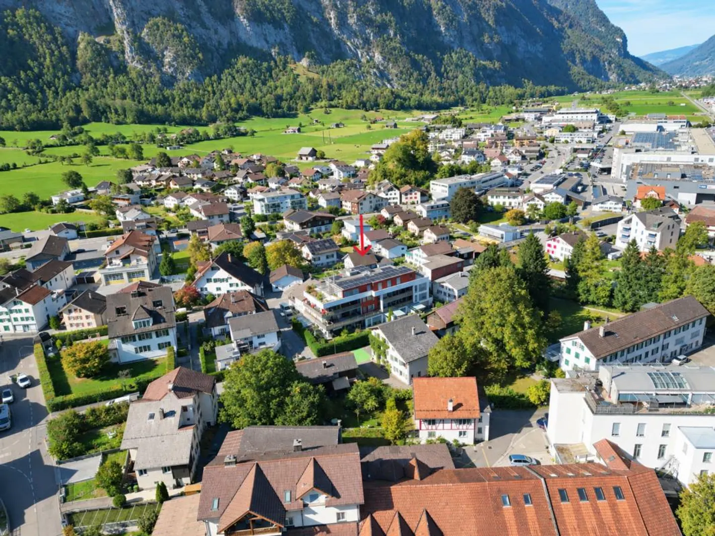 Appartement 2,5 pièces avec coin salon confortable et places de parking en sous-sol à Netstal, commune de Glarus - Photo 2 sur 17