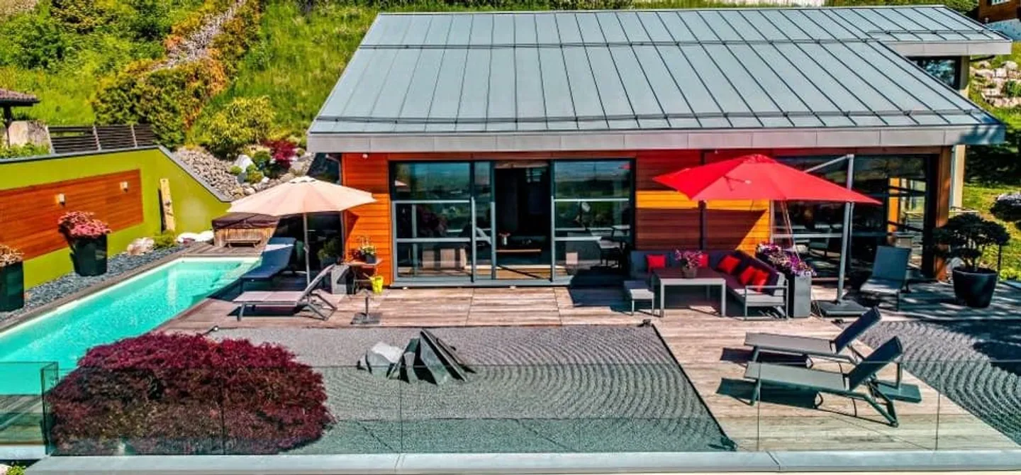 3D TOUR // Furnished villa / Stunning lake view / Pool - Photo 1 of 12