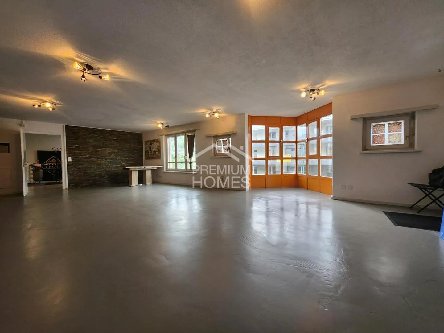 Restaurant and Office or Apartment in a Busy Location at a Great Price - Photo 7 of 11