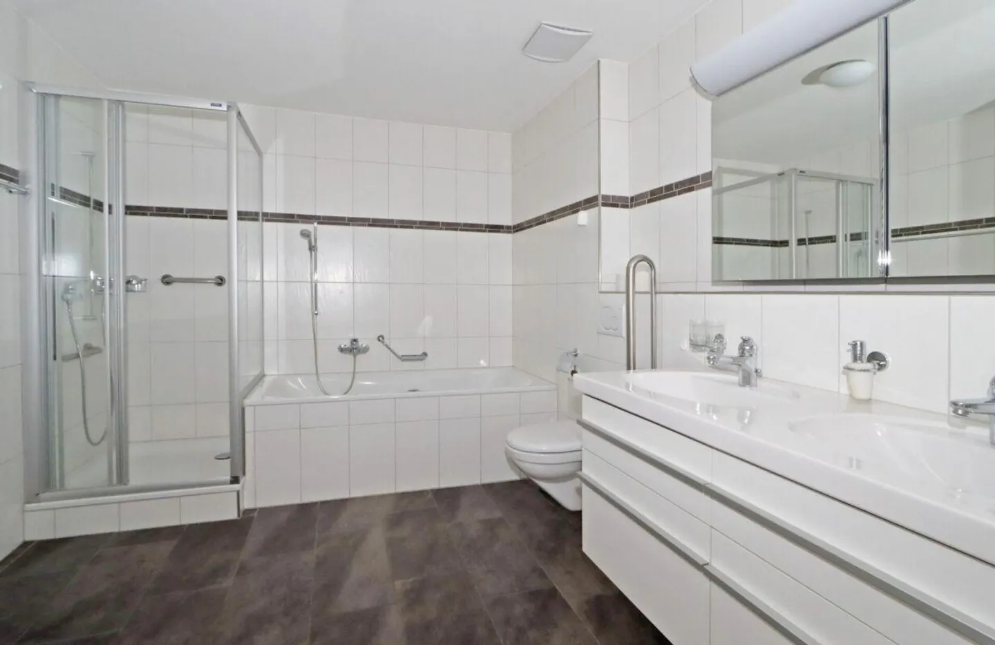 Appartement 2,5 pièces avec coin salon confortable et places de parking en sous-sol à Netstal, commune de Glarus - Photo 10 sur 17