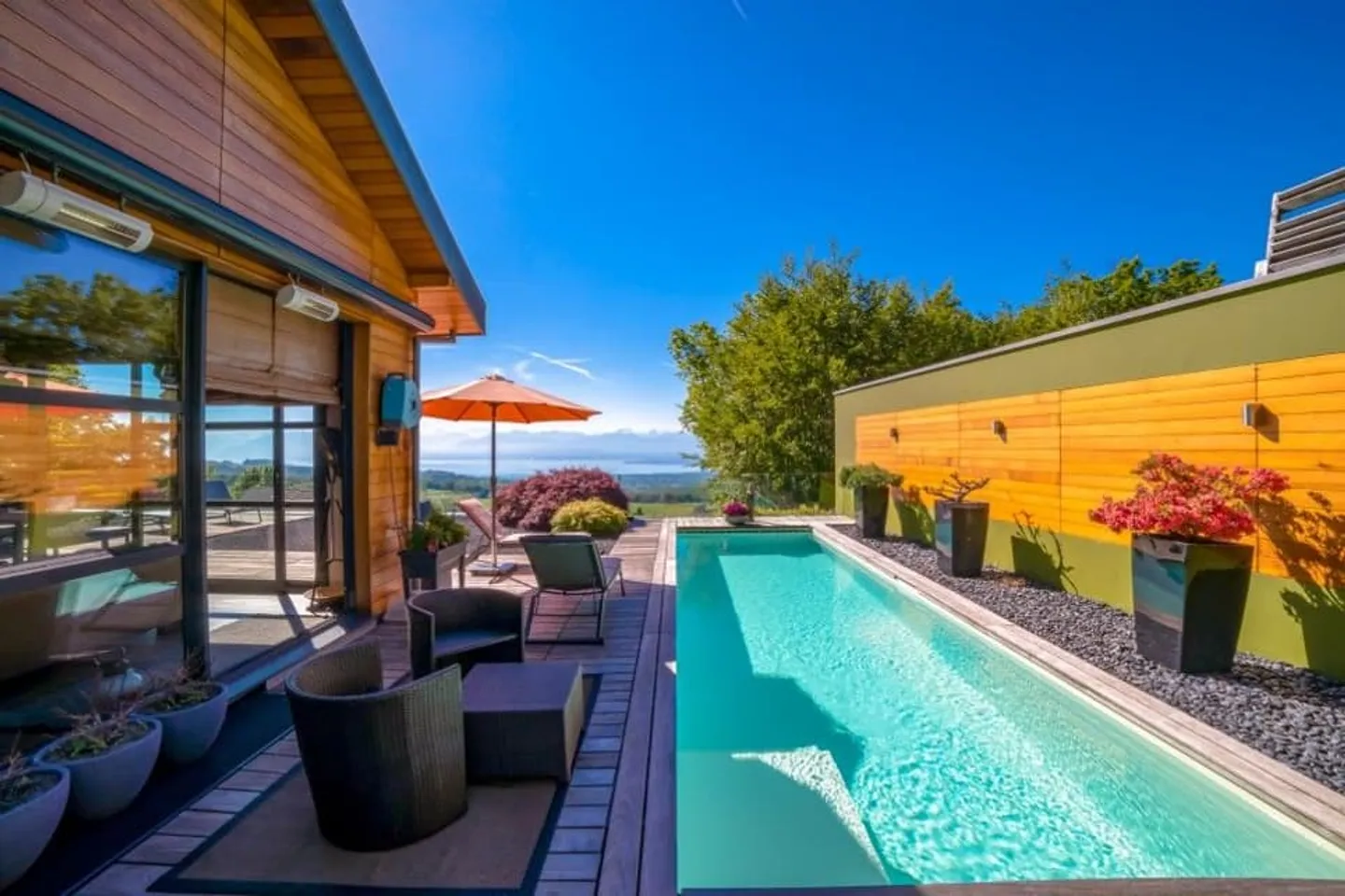 3D TOUR // Furnished villa / Stunning lake view / Pool - Photo 3 of 12