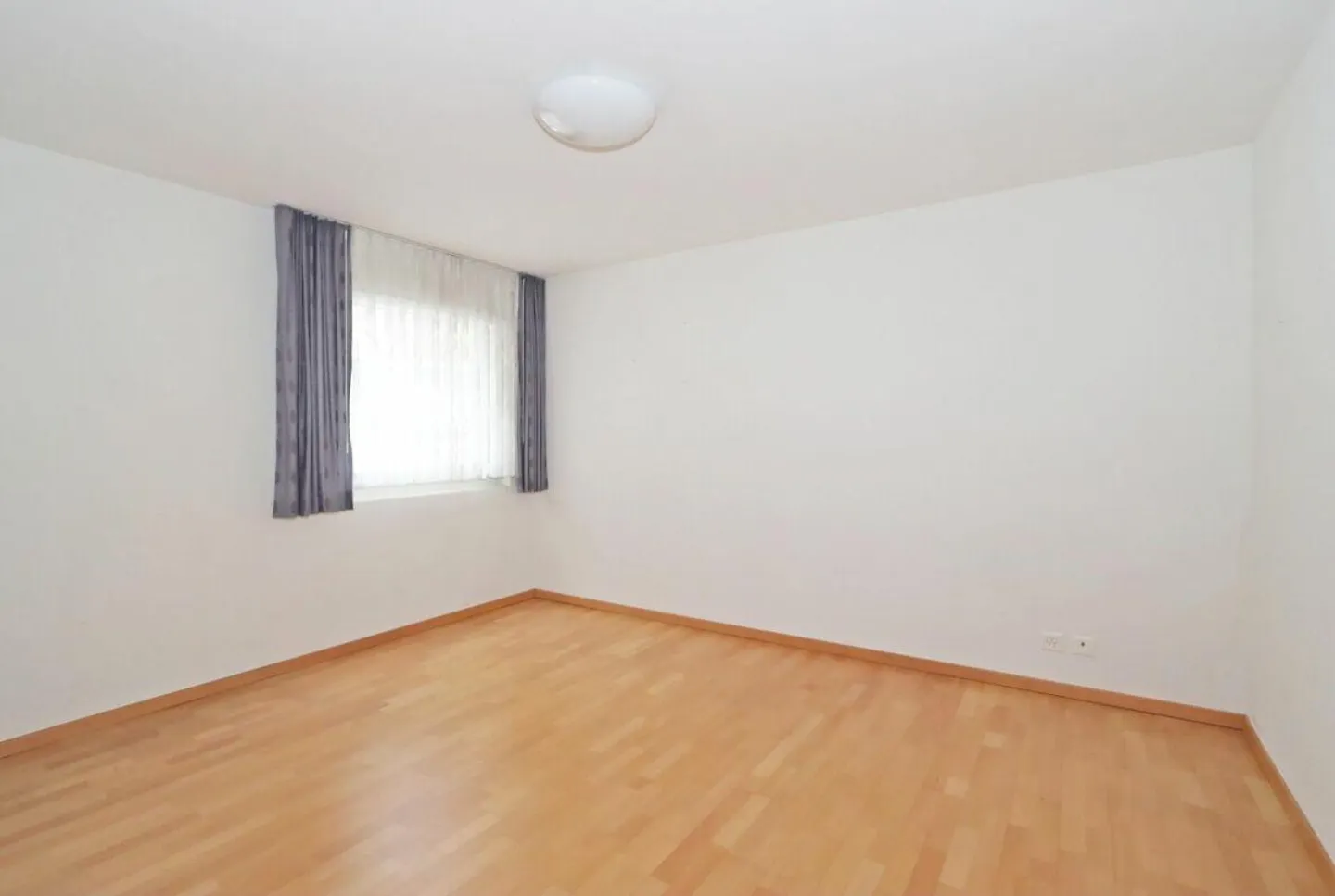 Appartement 2,5 pièces avec coin salon confortable et places de parking en sous-sol à Netstal, commune de Glarus - Photo 13 sur 17