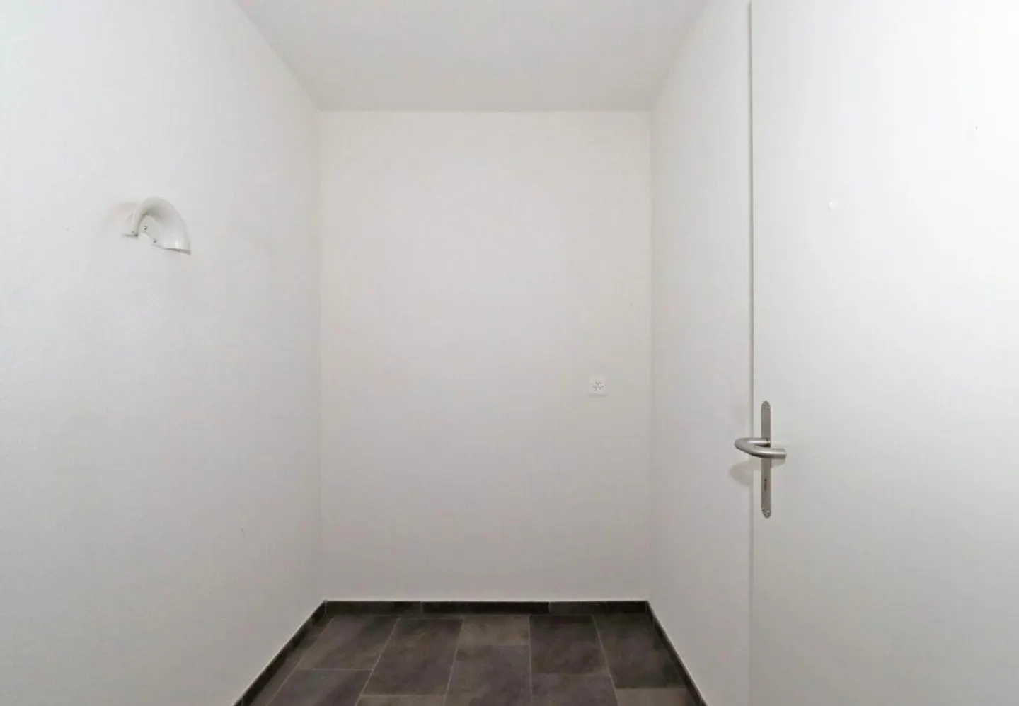 Appartement 2,5 pièces avec coin salon confortable et places de parking en sous-sol à Netstal, commune de Glarus - Photo 14 sur 17