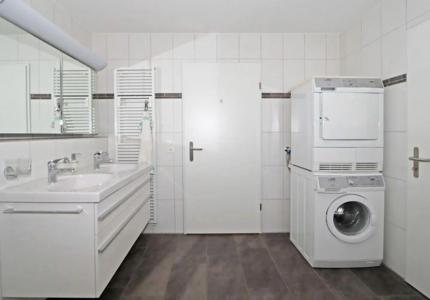 Appartement 2,5 pièces avec coin salon confortable et places de parking en sous-sol à Netstal, commune de Glarus - Photo 11 sur 17