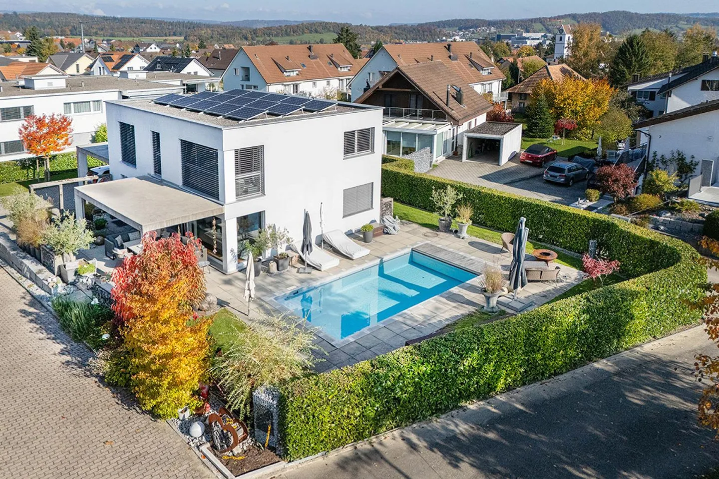 Exclusive single-family house with large plot and swimming pool - Photo 1 of 13