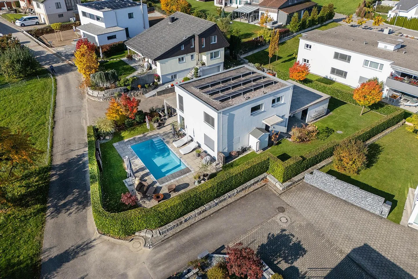 Exclusive single-family house with large plot and swimming pool - Photo 2 of 13