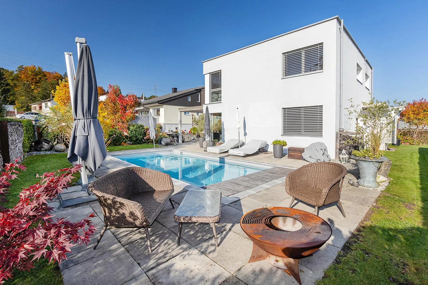 Exclusive single-family house with large plot and swimming pool - Photo 4 of 13