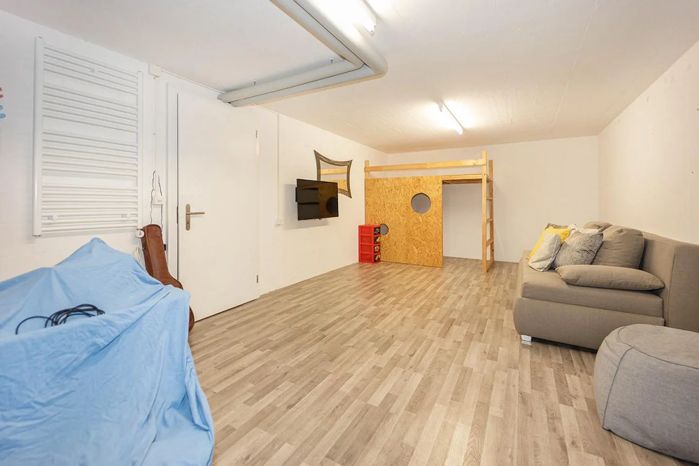 Exclusive single-family house with large plot and swimming pool - Photo 12 of 13