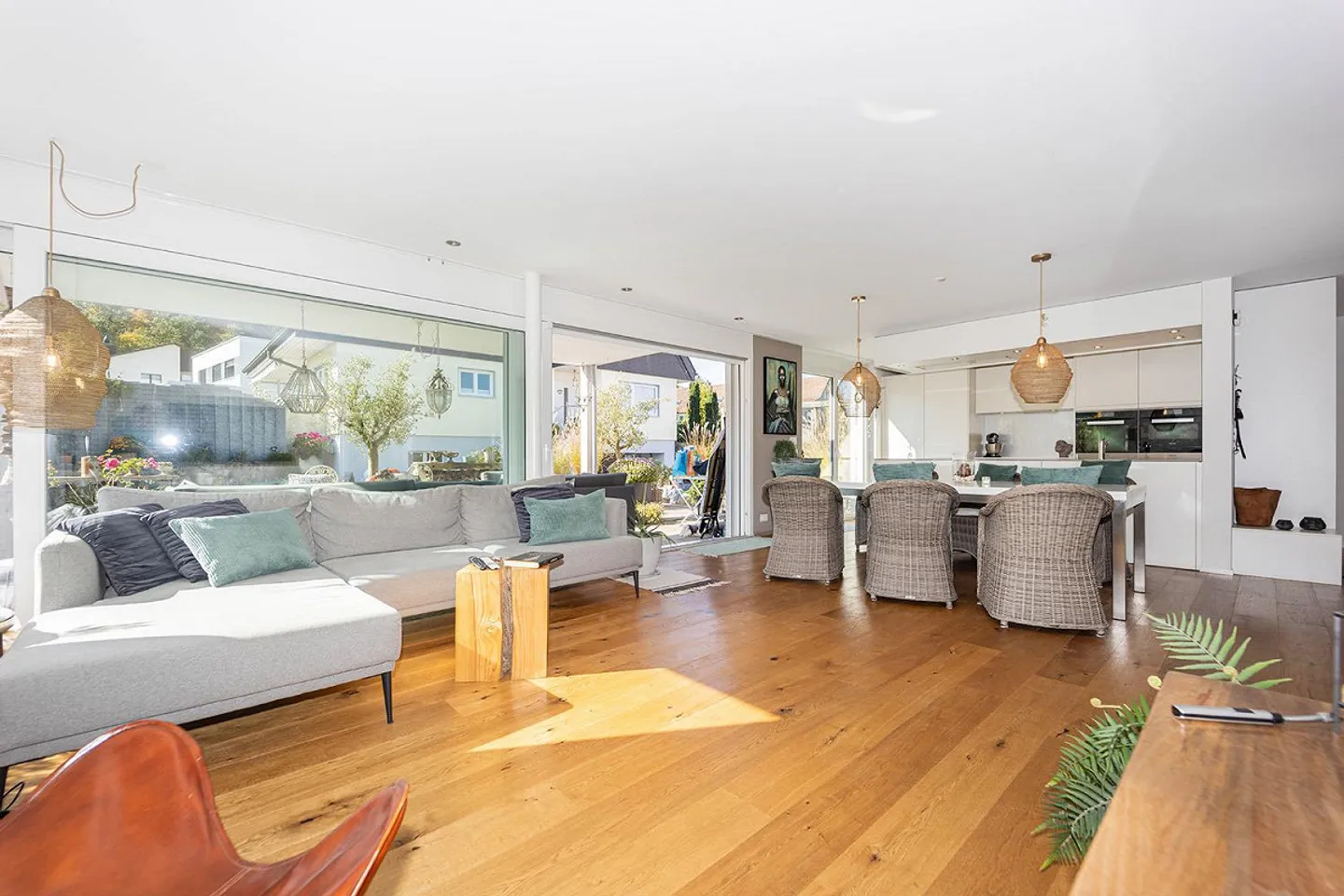 Exclusive single-family house with large plot and swimming pool - Photo 8 of 13