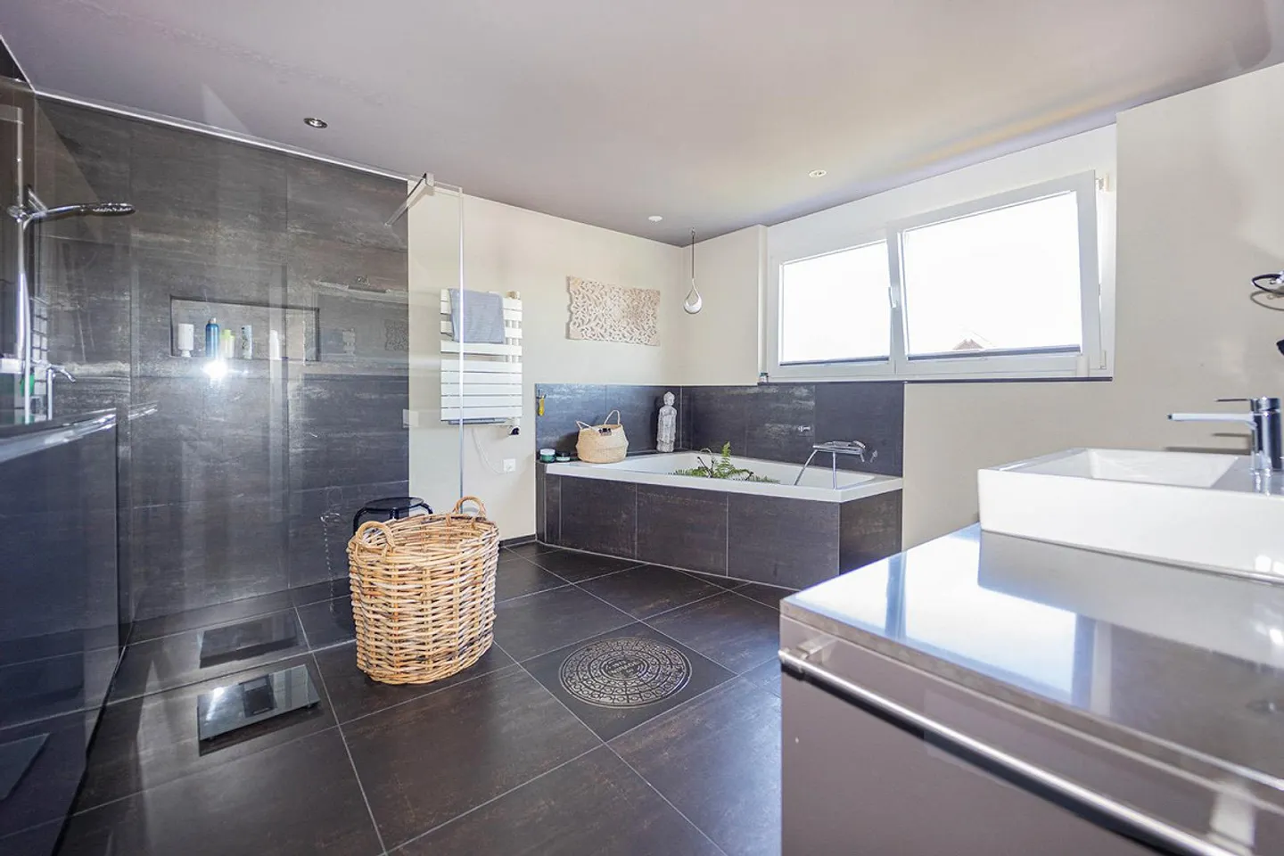 Exclusive single-family house with large plot and swimming pool - Photo 10 of 13