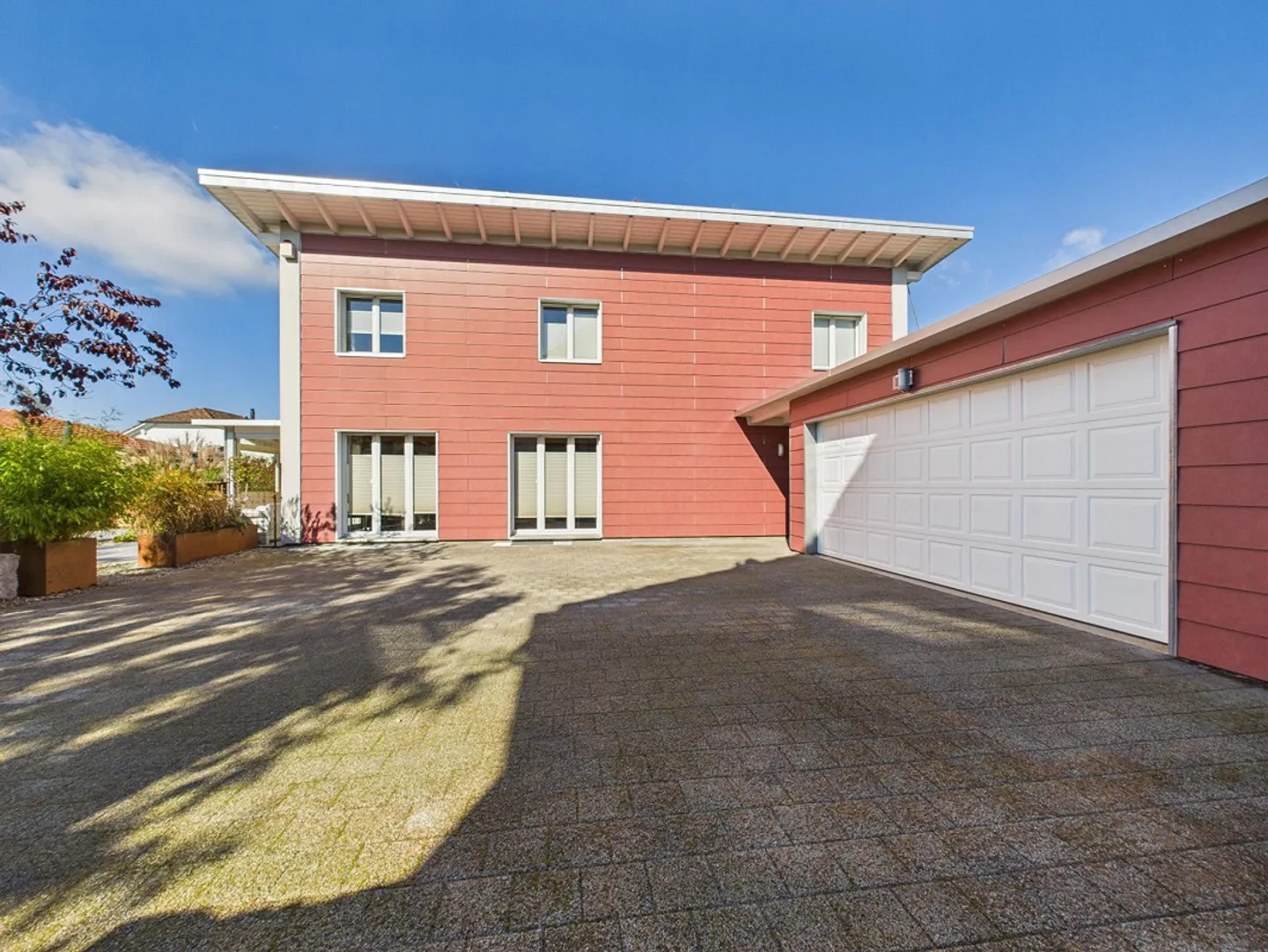 Stilvolles Wohnen: Einfamilienhaus mit grosszügigen Umschwung - Foto 2 von 12