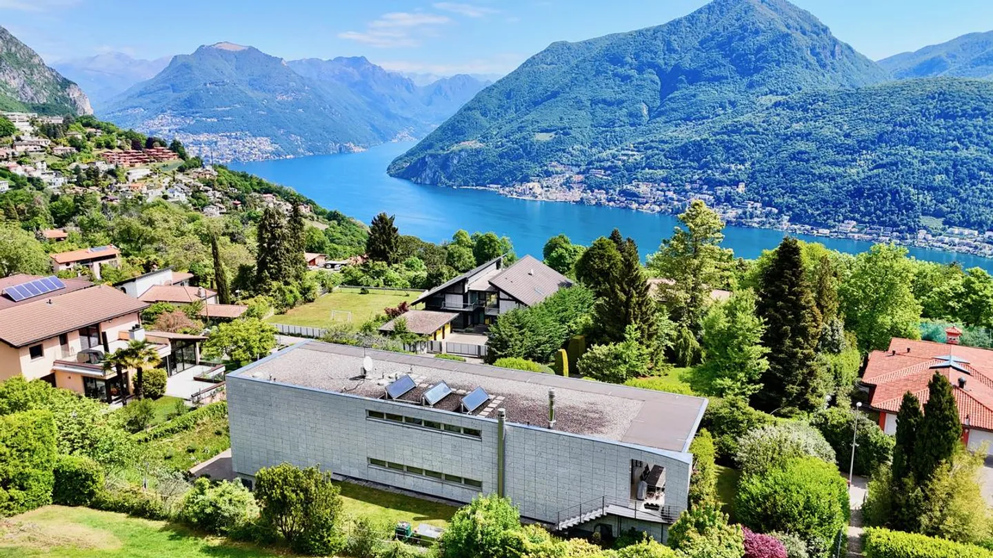 Villa Moderne Élégante Immergée dans le Vert avec Vue Panoramique sur le L... - Photo 5 sur 29