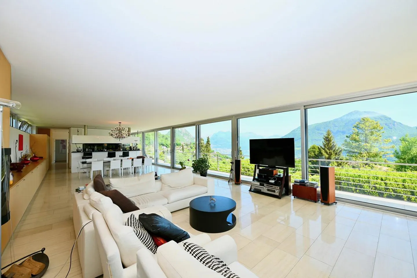 Villa Moderne Élégante Immergée dans le Vert avec Vue Panoramique sur le L... - Photo 6 sur 29