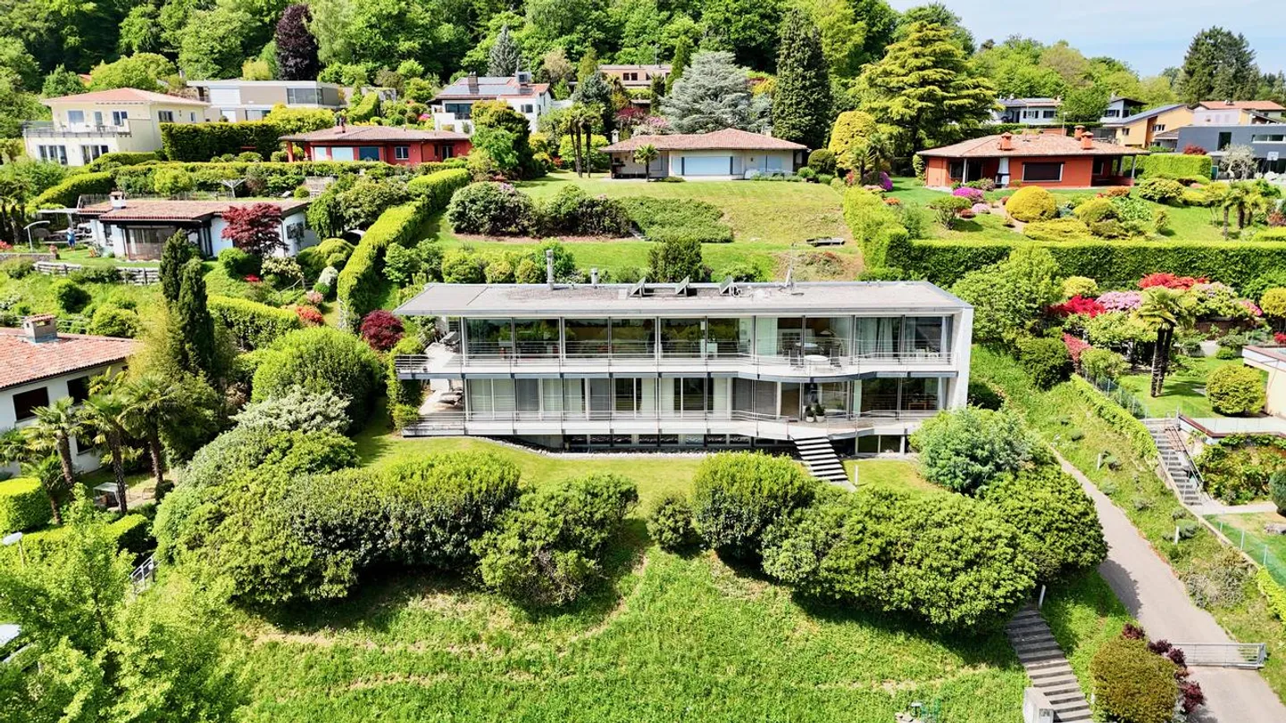 Villa Moderne Élégante Immergée dans le Vert avec Vue Panoramique sur le L... - Photo 2 sur 29