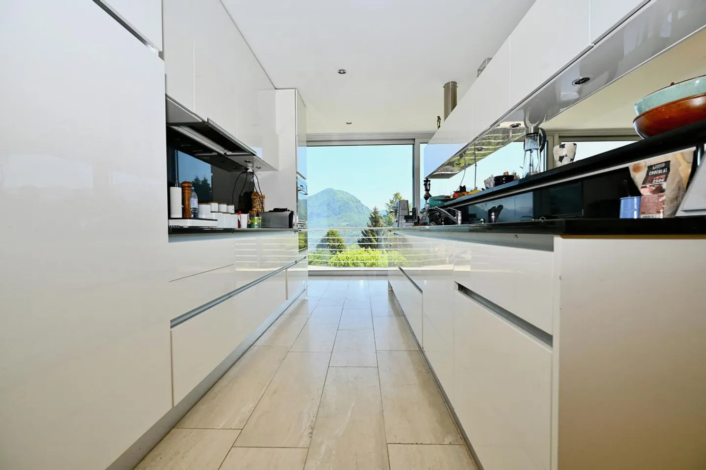 Villa Moderne Élégante Immergée dans le Vert avec Vue Panoramique sur le L... - Photo 9 sur 29