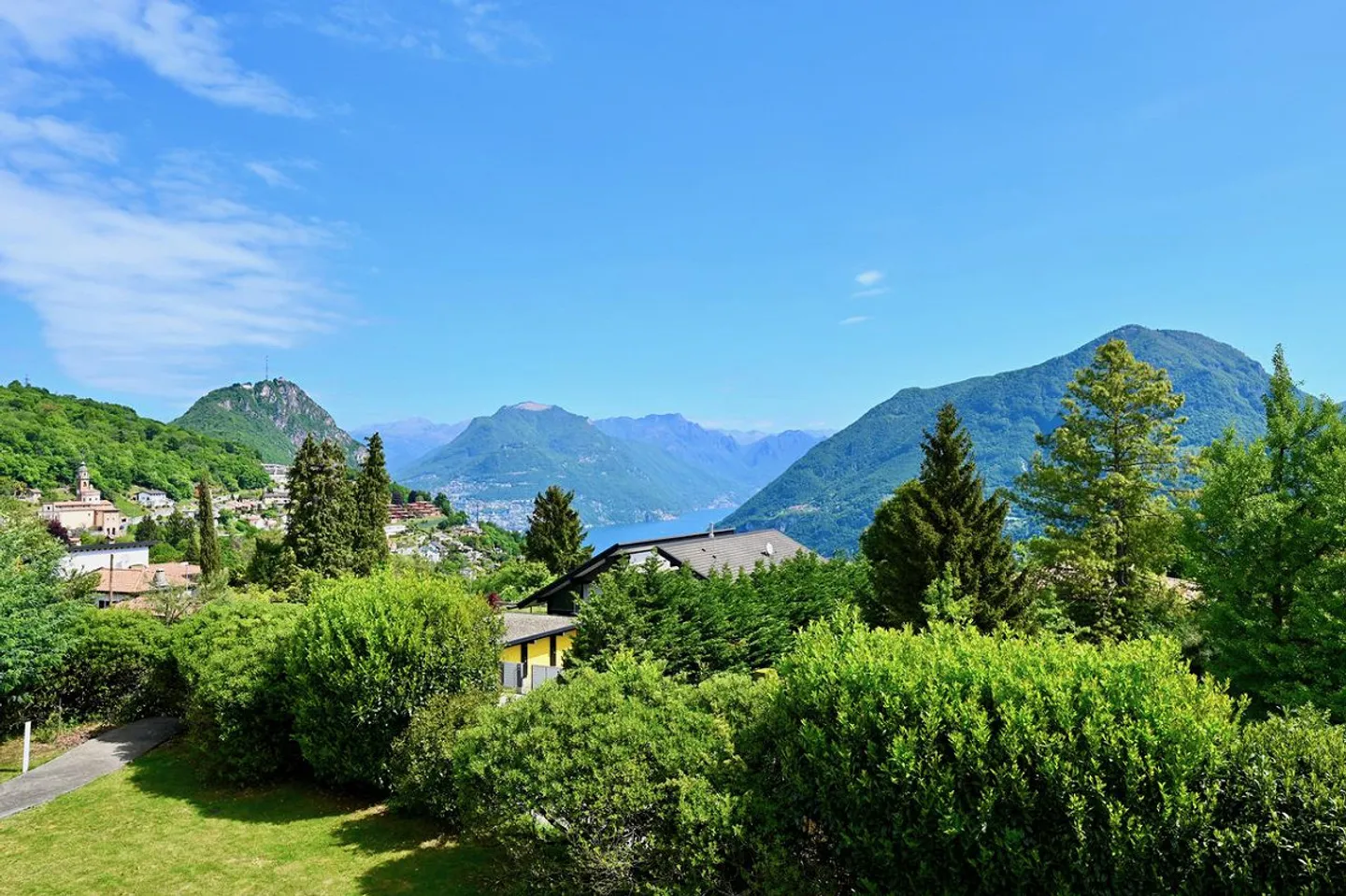 Villa Moderne Élégante Immergée dans le Vert avec Vue Panoramique sur le L... - Photo 11 sur 29