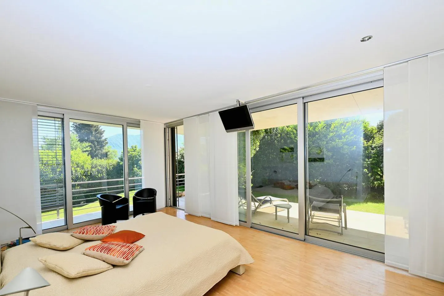 Villa Moderne Élégante Immergée dans le Vert avec Vue Panoramique sur le L... - Photo 14 sur 29