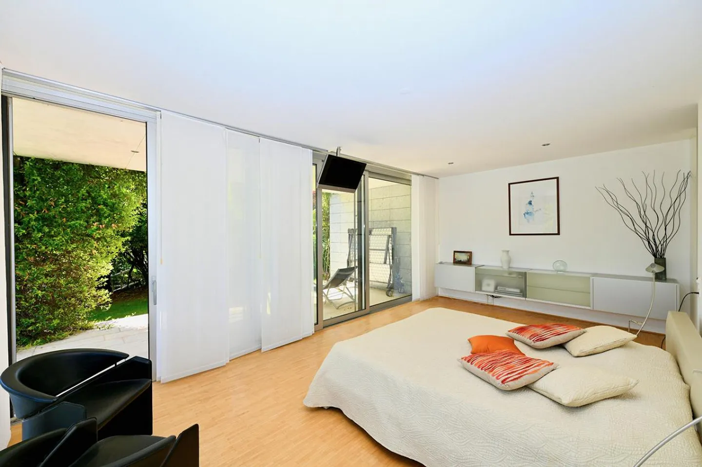 Villa Moderne Élégante Immergée dans le Vert avec Vue Panoramique sur le L... - Photo 15 sur 29