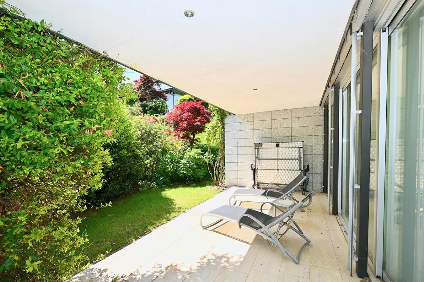 Villa Moderne Élégante Immergée dans le Vert avec Vue Panoramique sur le L... - Photo 16 sur 29