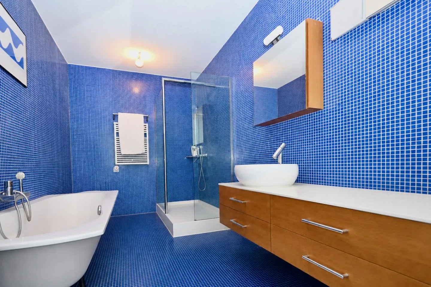 Villa Moderne Élégante Immergée dans le Vert avec Vue Panoramique sur le L... - Photo 17 sur 29