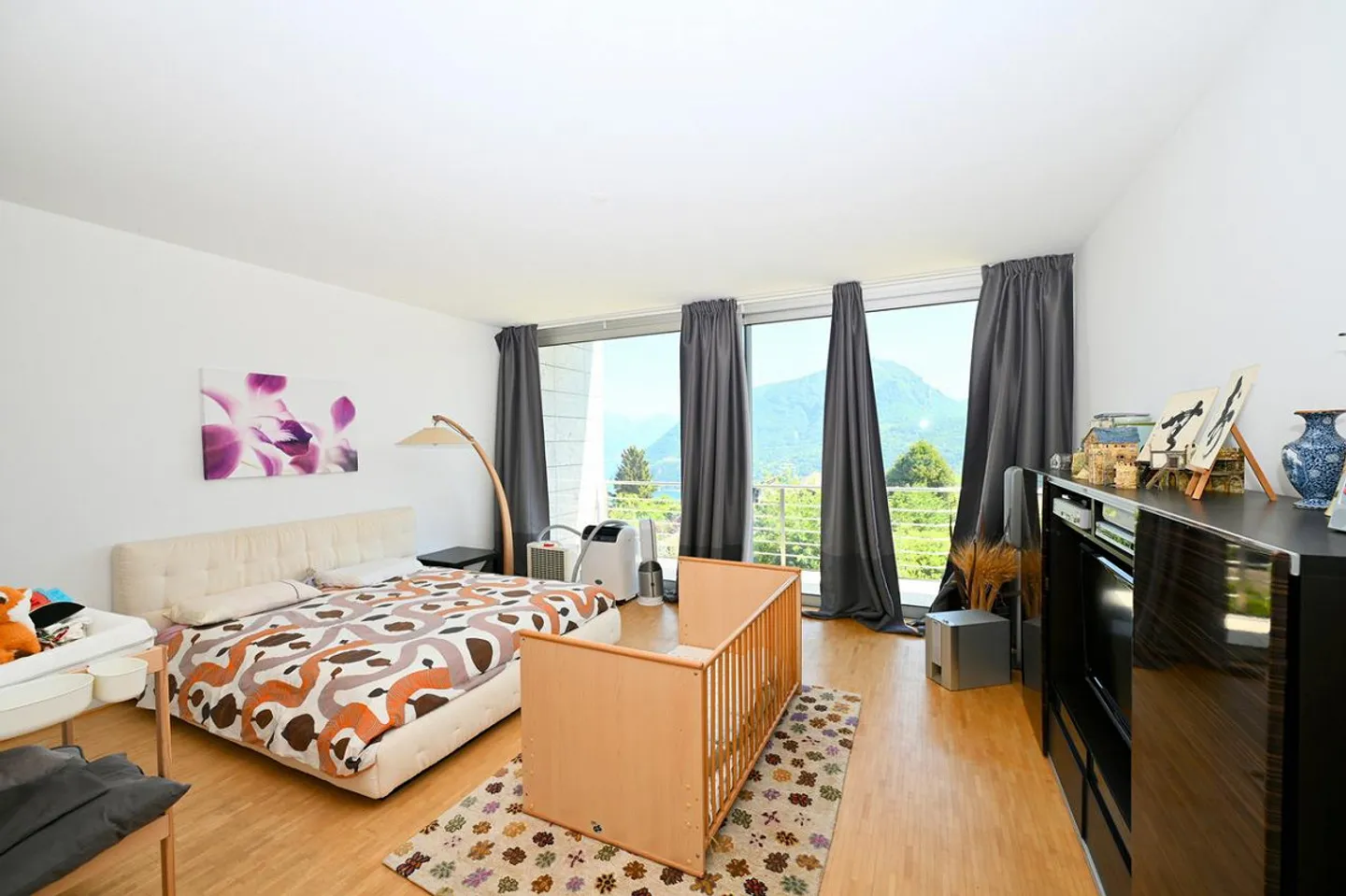 Villa Moderne Élégante Immergée dans le Vert avec Vue Panoramique sur le L... - Photo 18 sur 29