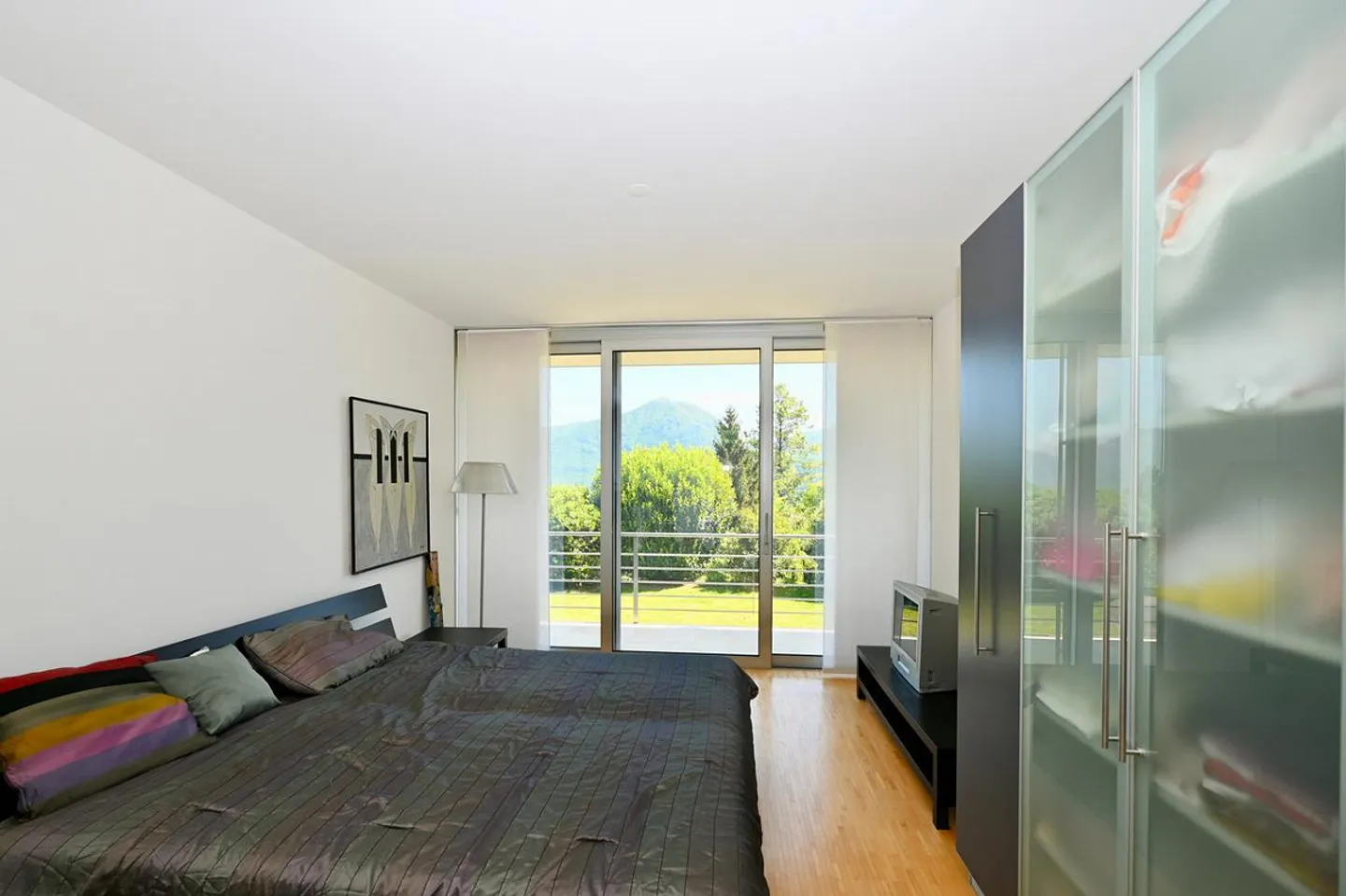 Villa Moderne Élégante Immergée dans le Vert avec Vue Panoramique sur le L... - Photo 19 sur 29