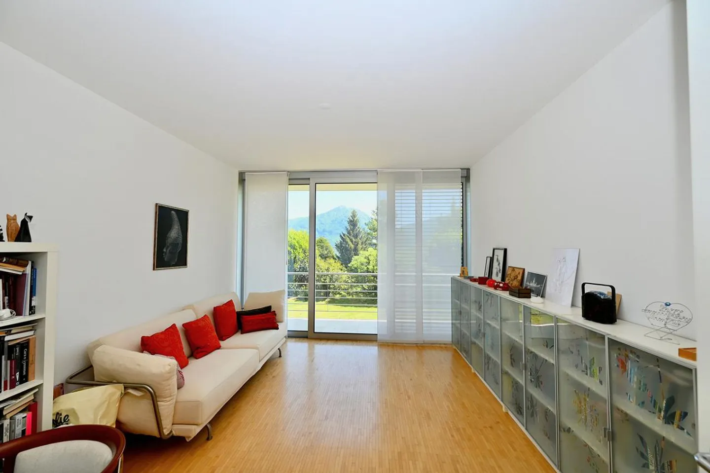 Villa Moderne Élégante Immergée dans le Vert avec Vue Panoramique sur le L... - Photo 20 sur 29