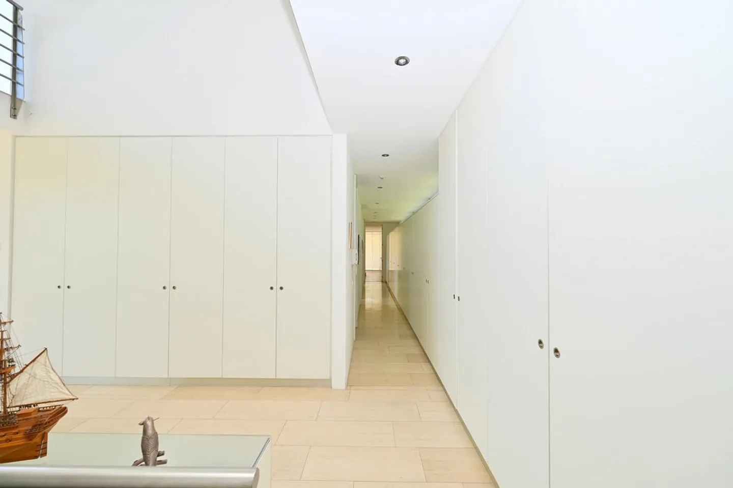 Villa Moderne Élégante Immergée dans le Vert avec Vue Panoramique sur le L... - Photo 23 sur 29