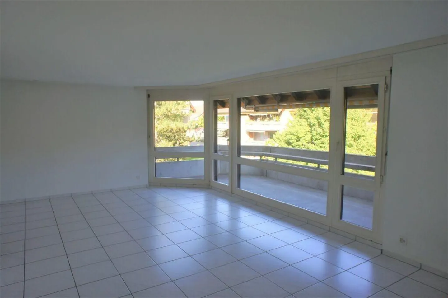 Modernes Apartment mit grünem Balkon - Foto 2 von 12